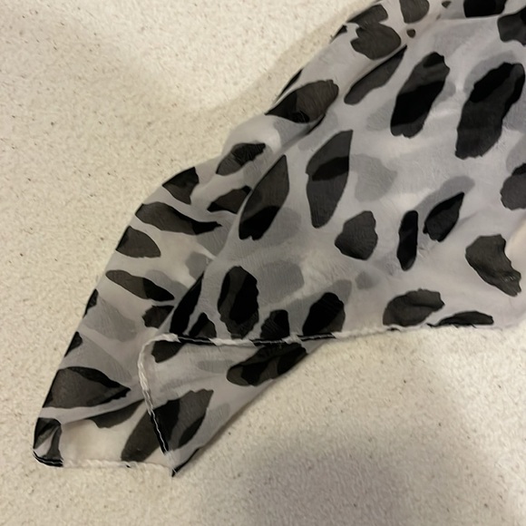Beautiful Animal Print Black and White Wrap Around Shawl or Scarf One Size - Picture 5 of 5